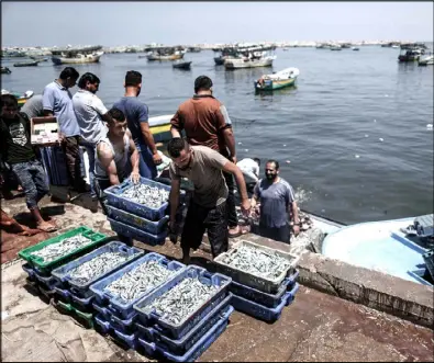  ??  ?? عاد صيادو غزة إلى البحر بعد إغلاق إسرائيلي دام 4 أيام