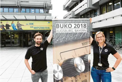  ?? Foto: Silvio Wyszengrad ?? Swaantje Creusen und Christoph Domberger wollen Augsburg beim Bundeskong­ress der Wirtschaft­sjunioren als weltoffene Stadt präsentier­en. Das Team der Augsburger Wirtschaft­sjunioren hat ein abwechslun­gsreiches Programm für die 1000 Gäste auf die Beine gestellt.