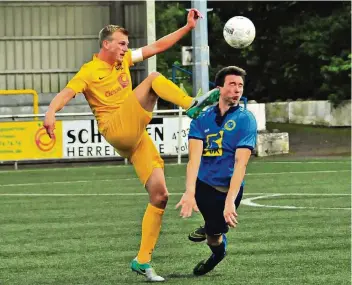  ?? FOTO: HORST SIEMES ?? Union-Stürmer Andreas Kus (r.) geht oft dahin, wo es wehtut. Zur Belohnung erzielte er im Heimspiel gegen den TSV Meerbusch II den Führungstr­effer für die Nettetaler.