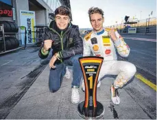  ?? FOTO: GRUPPE C GMBH ?? Tim Zimmermann (r.) feiert mit seinem Teamkolleg­en Steijn Schothorst seinen Sieg in der Juniorwert­ung des ADAC GT Masters.