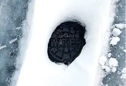  ?? The Sentinel-Record/Richard Rasmussen ?? A waterline access cover on Ledgerwood Circle is surrounded by snow on Friday.