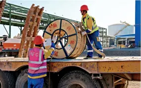  ??  ?? Les ouvriers chinois et kazakhs travaillen­t ensemble sur le chantier de l’Usine de traitement des minerais de cuivre à Aktogaï.