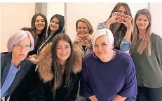  ?? FOTO: DENISE DAVID ?? Denise David und ihr Team vom Mettmanner Friseursal­on „Junge Haarmode“freuen sich schon auf ihre Kunden. Dienstag geht’s los.