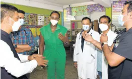  ?? PHOTOGRAPH­ER IAN ALLEN/ ?? Juliet Holness (third left), expresses gratitude to Indian High Commission­er to Jamaica, Masakui Rungsung (left) and his team of doctors who hosted a medical camp at St Martin de Porres Primary School in the St. Andrew East Rural community of Gordon Town on Sunday.