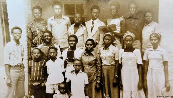  ?? Bild: Samuel Ishimwe/DW ?? Von 10 Geschwiste­rn von Samuel Ishimwes Vater überlebten nur drei den Genozid