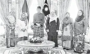  ?? ?? KUNJUNGAN: Abang Johari (tiga kiri) semasa kunjungan hormat rombongan ACWW di Pejabat Premier Sarawak, Wisma Bapa Malaysia, Kuching, semalam. Turut kelihatan, Norjanah (tiga kanan) dan Pengerusi SFWI Norhyati Mohd Ismail (dua kiri).