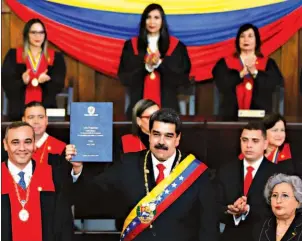  ??  ?? CEREMONIA. EL PRESIDENTE DE VENEZUELA, NICOLÁS MADURO, JURA DE NUEVO EN EL CARGO, QUE MANTENDRÍA HASTA 2025.
