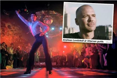  ??  ?? Andreas Lundstedt är tittarnas guide. DANS OCH SVÄNGIGA TONER Den nya serien bjuder på en resa genom diskons historia. John Travolta (bilden) i filmen ”Saturday night fever” från 1977 hade stor betydelse för diskovågen.