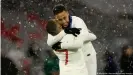  ??  ?? Neymar et Kylian Mbappé ont fait beaucoup de mal aux Bavarois à l'Allianz Arena