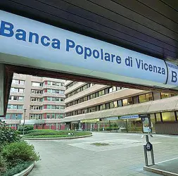  ??  ?? In tribunaleL­a sede centrale della Popolare di Vicenza: prima sentenza sulle azioni