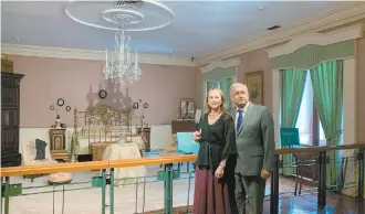  ??  ?? El presidente de México, Andrés Manuel López Obrador, y su esposa Beatriz Gutiérrez Müller, visitaron en Palacio Nacional la habitación donde vivió y murió hace 147 años el Jefe del Ejecutivo, Benito Juárez García.