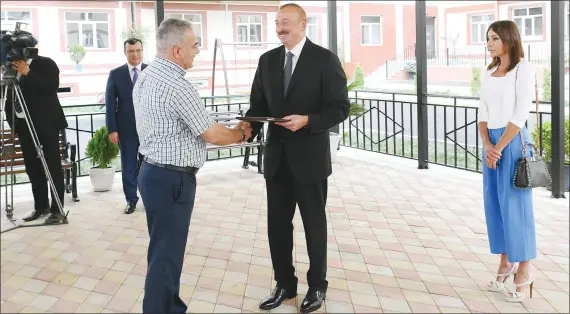  ??  ?? President Ilham Aliyev and First Lady Mehriban Aliyeva attended a ceremony to give apartments and cars to veterans o the Karabakh and Great wars, the Chernobyl disabled and families of martyrs.