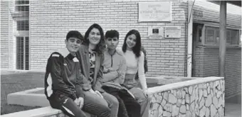  ?? LA VOZ ?? Alejandro, Daniel y Valeria junto a su profesora Cynthia Pérez.