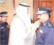  ??  ?? KUWAIT: State Minister for Cabinet Affairs Sheikh Mohammad Abdallah Al-Mubarak Al-Sabah with Colonel Omar Al-Marshoud and Colonel Mohammad Al-Shatti after conferring on them new brigadier ranks.
