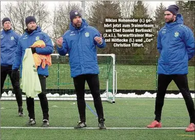  ??  ?? Niklas Hoheneder (r.) gehört jetzt zum Trainertea­m um Chef Daniel Berlinski (2.v.l.), Torwarttra­iner Marcel Höttecke (l.) und „Co“
Christian Tiffert.