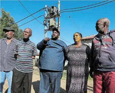  ?? Picture: WERNER HILLS ?? BURNING ISSUE: Wells Estate residents, from left, Eric Api, Malambile Matshawand­ile, Loyiso Thomas, Thobeka Mongong and Matthew Mlatha at the vandalised transforme­r in their area