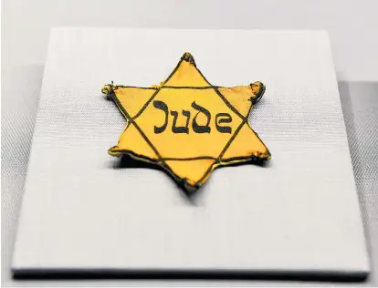  ??  ?? Die antisemiti­sche Website „Judas Watch“knüpft an nationalso­zialistisc­he Praktiken an. Im Bild ist ein „Judenstern“zu sehen, der im Haus der Geschichte – Museum Niederöste­rreich ausgestell­t ist.