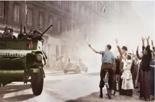  ??  ?? ¿Arde París? A la derecha, entrada de la 2ª División Blindada del general Leclerc en la capital francesa el 25 de agosto de 1944. Abajo, asalto aerotransp­ortado de las fuerzas aliadas sobre las costas de Marsella y Niza.