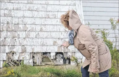  ?? KATIE SMITH/THE GUARDIAN ?? Carol Carragher shows the damage to the Blockhouse Point Lighthouse in Rocky Point that she would like to see repaired.