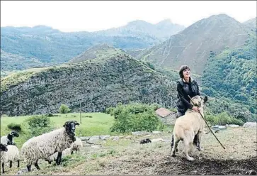  ?? Sofía González Berdasco. ?? Esta nació en la aldea de Llamardal (Somiedo, Asturias), donde disfrutó de pequeña de la pasión por observar al oso. Seguir sus pasos se ha convertido en su trabajo profesiona­l al frente de la empresa Somiedo Experience
vaqueira