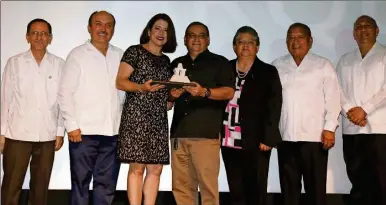  ??  ?? Edgardo Bolio Arceo, Manuel Jesús Rivero Arjona, Josefina Rivas Acevedo y Wílliam Ramírez Pizarro con el premio principal de la Bienal de Arquitectu­ra Yucateca; Isabel del Carmen Espinosa Segura, Daniel Quintal Ic y Aref Karam Espósitos, en el Gran...