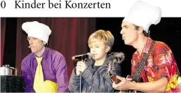  ?? BILD: SEBASTIAN FRIEDHOFF ?? für das Abschlussk­onzert beträgt für Groß und Klein 7 Euro. Gemeinsam musizieren: Das Duo „RatzFatz“holte bei seinem Auftritt Schüler auf die Bühne.