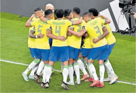  ?? Foto: Efe ?? Los jugadores de Brasil celebran uno de los cuatro goles que anotaron ayer.