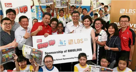  ??  ?? Good programme: Lim (fifth from right) and Puan Sri Karen Lim (next to him) posing with the pupils after handing over the mock cheque to Wong. With them are (from left) PTA members Loo Hock Wae, Kor Boon Wooi, the school’s board of governors deputy...