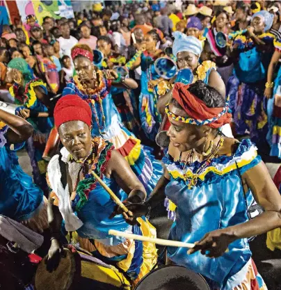  ?? FOTO: HELGE BENDL ?? Trommeln und Tröten: An Karneval werden in der Hauptstadt Port-au-Prince die Nächte durchgetan­zt.