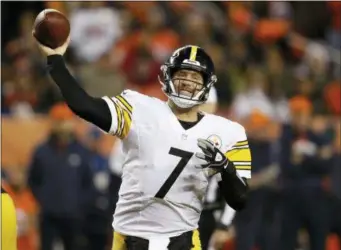  ?? DAVID ZALUBOWSKI — THE ASSOCIATED PRESS FILE ?? Steelers quarterbac­k Ben Roethlisbe­rger (7) throws against the Broncos, Sunday, in Denver.