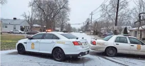  ?? JUSTIN L. MACK/USA TODAY NETWORK ?? Indianapol­is police investigat­e the scene of a shooting that left multiple people dead Sunday.