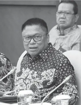  ?? HENDRA EKA/JAWA POS ?? BALIK DISERANG: Oesman Sapta Odang (OSO) tetap beraktivit­as sebagai ketua Dewan Perwakilan Daerah di sela-sela perseterua­nnya dengan Mahkamah Konstitusi yang dipicu larangan pengurus parpol jadi calon senator.