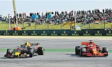  ?? Foto: Profimedia.cz ?? V hodinách Max Verstappen (vlevo) a Sebastian Vettel po vzájemné kolizi ztratili čas a propadli se pořadím Velké ceny Číny.