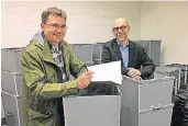  ?? FOTO: WIEDNER-RUNO ?? In den freien Räumen wird derzeit die Ausstattun­g für die Wahllokale gelagert: Michael Deprez (l.) und Georg Onkelbach.