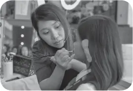  ??  ?? Hair and makeup artist Faith Joy R. Napila works on her chair.