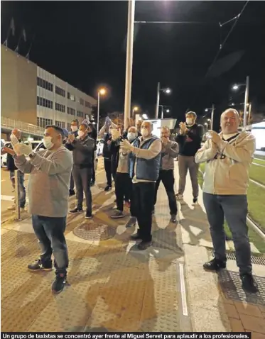  ?? FOTOS: ÁNGEL DE CASTRO ?? Un grupo de taxistas se concentró ayer frente al Miguel Servet para aplaudir a los profesiona­les.