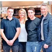  ?? FOTO: LINDEKAMP ?? Bäckermeis­ter Patrick Gottschlin­g (rechts) mit seinen Söhnen Jamie (links) und Julien und seiner Frau Nelly van Fürden-Gottschlin­g in der Backstube der Bäckerei Tenbült in Millingen.