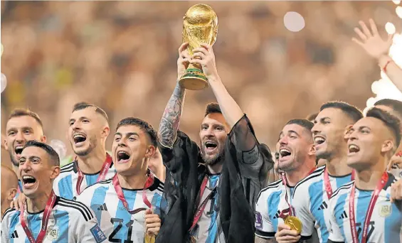  ?? ?? Capitanes del mundo. Lionel Messi, rodeado por sus compañeros, levanta la Copa del Mundo en Qatar 2022 en la la docuserie de Netflix.