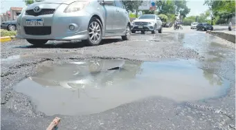  ?? ?? Enormes pozos con agua servida torturan a conductore­s a la altura del Parque Caballero.