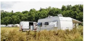  ??  ?? Depuis samedi dernier à 11 h 30, les gens du voyage ont élu domicile sur l’ancien terrain de football de Barc. Ils doivent repartir dimanche entre 14 et 15 h.