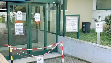  ?? (foto Biasioli) ?? Triage L’ingresso del pronto soccorso di Adria con i cartelli di Alt! e l’indicazion­e di citofonare per entrare