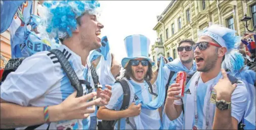  ??  ?? LA AFICIÓN NO FALLA. La hinchada albicelete no fallará a su selección y ya llenan las calles de San Petersburg­o.