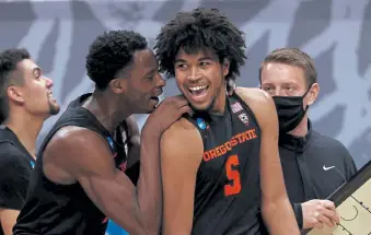  ?? Jamie Squire, Getty Images ?? Oregon State’s Ethan Thompson, middle right, celebrates with Warith Alatishe after a dunk against Loyola-Chicago in the Sweet 16 round of the NCAA Tournament in Indianapol­is.