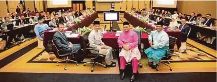  ?? [Foto Ihsan Pejabat Menteri Besar Selangor] ?? Amirudin dan Azmin ketika menghadiri sesi libat urus penyediaan RMKE-12 di Shah Alam, semalam.