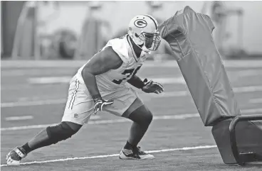  ?? MARK HOFFMAN / MILWAUKEE JOURNAL SENTINEL ?? Packers rookie Kofi Amichia received reps at center, guard and left tackle during his first practice on Friday.