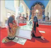  ?? HT ?? Women pray at the tomb of 19th century priest Saint Kuriakose at Mannanam village in Kerala’s Kottayam.