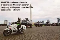  ??  ?? ANGGOTA keselamata­n bersedia di pekarangan Monumen Nasional menjelang perhimpuna­n besar-besaran pada hari ini. - Reuters