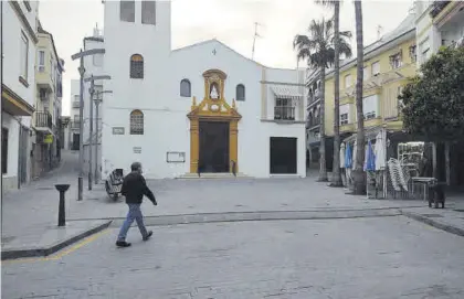  ?? F, FLORES / CASAVI ?? Doña Mencía
Un vecino pasa delante de la iglesia del Espíritu Santo, con las sillas del bar de al lado plegadas.