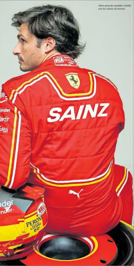  ?? ?? Sainz posa de espaldas vestido con los colores de Ferrari.