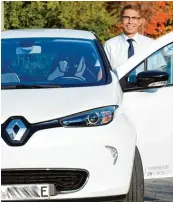  ??  ?? „Das Fahrgefühl ist super“: Hartwig Fürnrohr mit dem E Auto Renault Zoe, den die Familie als Zweitwagen nutzt.